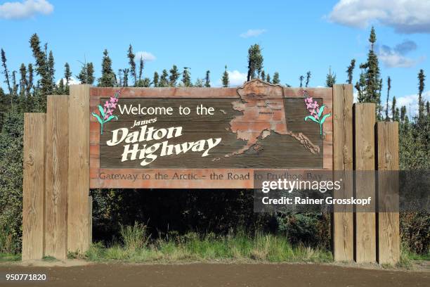 begin of dalton highway near livengood - rainer grosskopf photos et images de collection