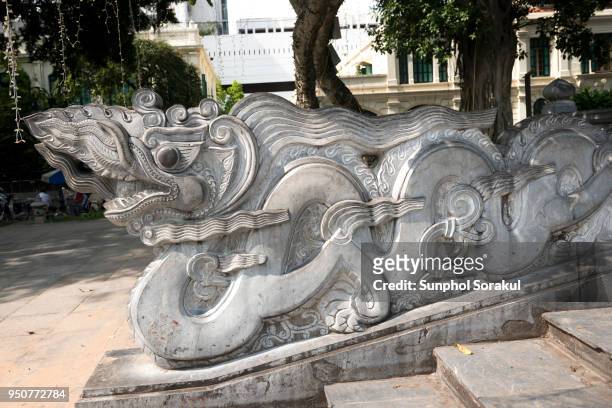 stone dragon carved as handrail - sunphol foto e immagini stock