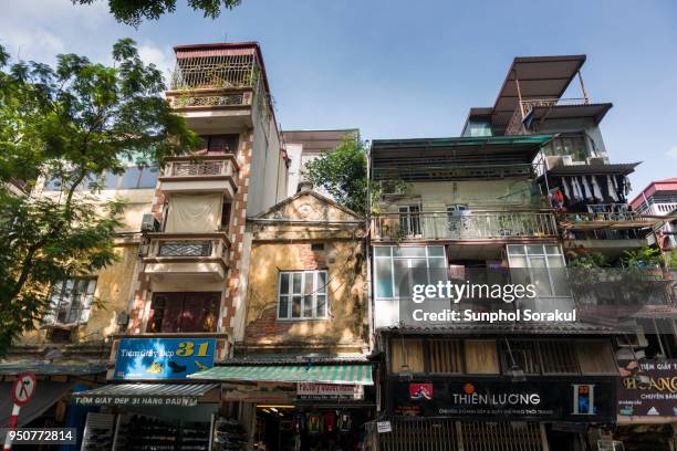 tube houses of hanoi old quarter's architecture - sunphol stockfoto's en -beelden