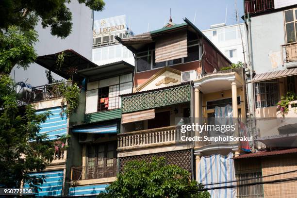 tube houses of hanoi old quarter's architecture - sunphol stockfoto's en -beelden