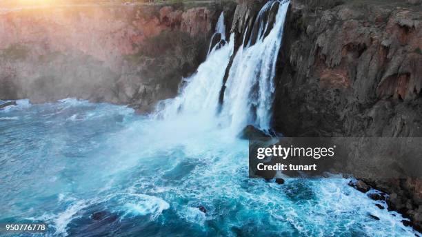 unteren duden wasserfall, klippen von antalya, türkei - duden stock-fotos und bilder