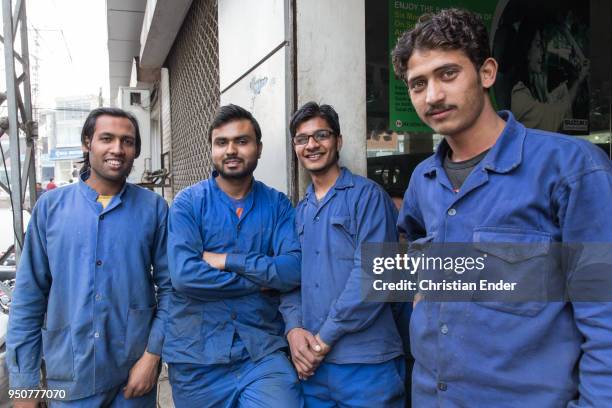 Pakistan Mechanic Robe Boiler Suits Fotografías e imágenes de stock - Getty Images