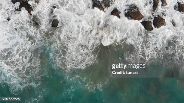 onde sul mar roccioso - abstract data foto e immagini stock