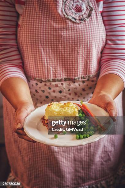 traditionele britse shepard's pie - savory pie stockfoto's en -beelden