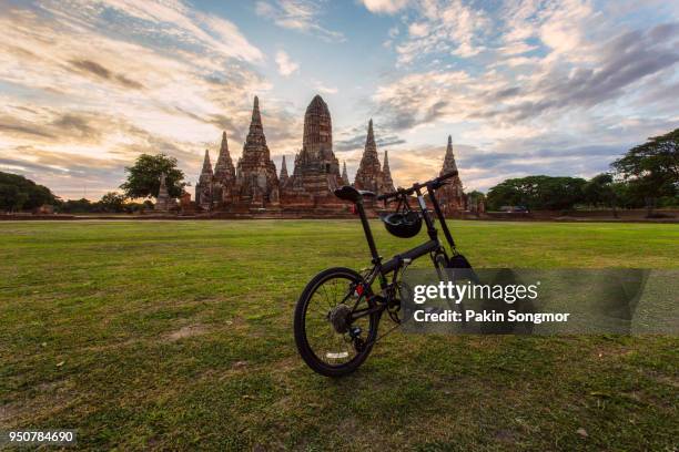 bicycle with wat chaiwatthanaram temple background - sukhothai foto e immagini stock