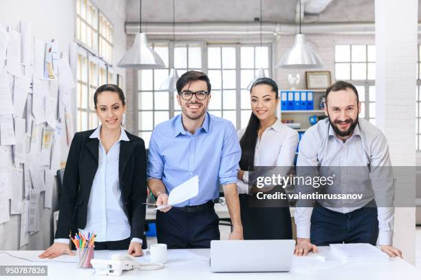 junges team im modernen büro - system administrator technik freude stock-fotos und bilder