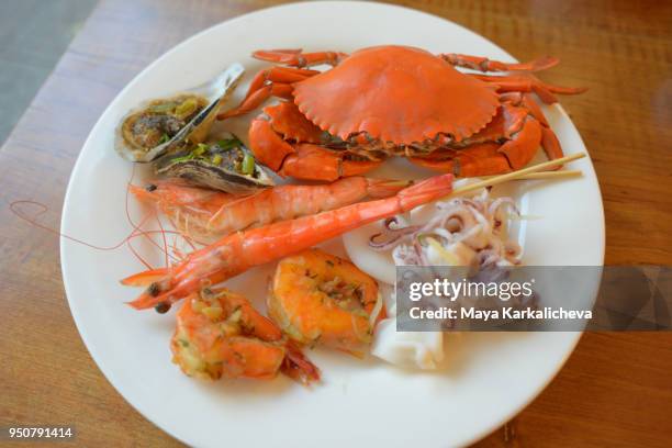 seafood vietnamese food, crab, king shrimps, squid, clams - chilli crab stock pictures, royalty-free photos & images