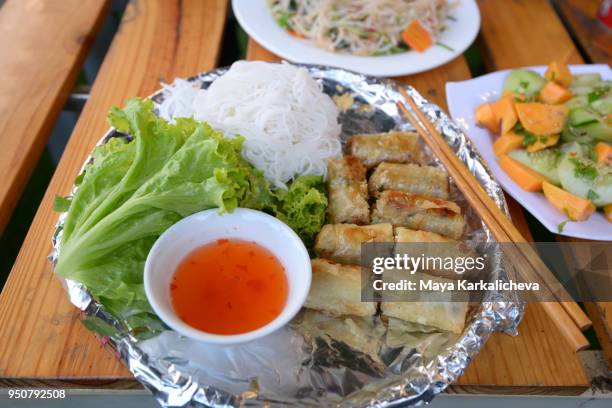 bun cha, rice noodles and spring rolls, cat ba island, vietnamese food - nuoc cham stock-fotos und bilder