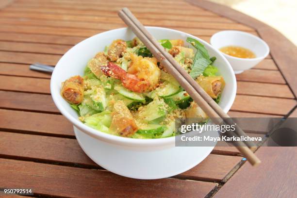 bun cha with shrimp, vietnamese rice noodle food in phu quoc island, vietnam - nuoc cham stock-fotos und bilder