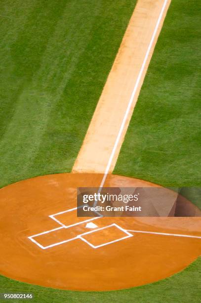 baseball running lane to home base. - base sports equipment fotografías e imágenes de stock