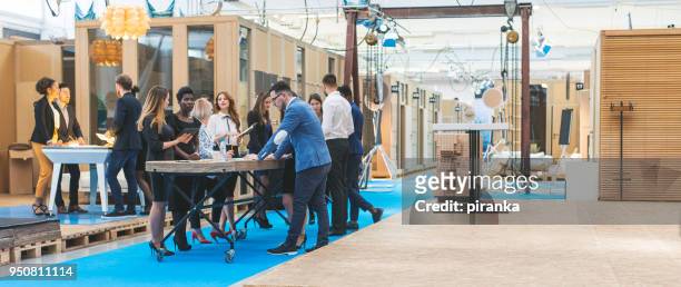 business team werken - stand exposition stockfoto's en -beelden
