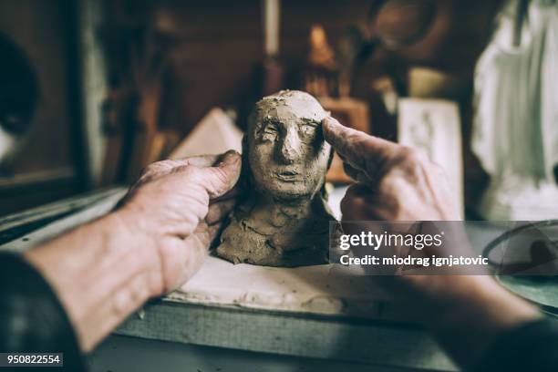 senior woman hände machen statue aus ton - skulptur kunsthandwerkliches erzeugnis stock-fotos und bilder