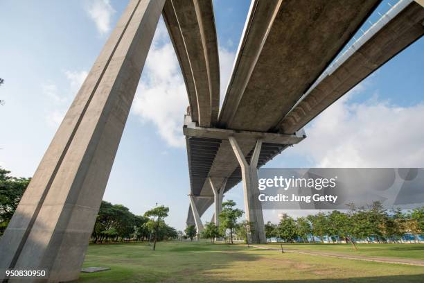 the curve of suspension bridge high way - precast stock-fotos und bilder