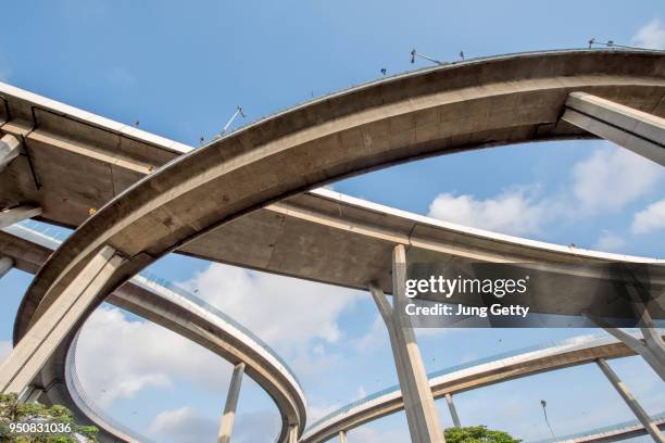 the curve of suspension bridge high way - precast stock-fotos und bilder