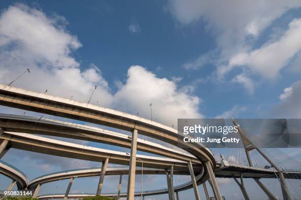 the curve of suspension bridge high way - precast stock-fotos und bilder
