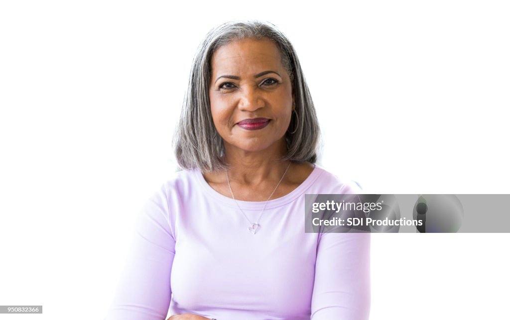 Retrato de atractiva mujer afroamericana de senior