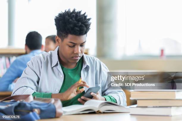 adolescente se concentra mientras estudiaba - mobile learning fotografías e imágenes de stock