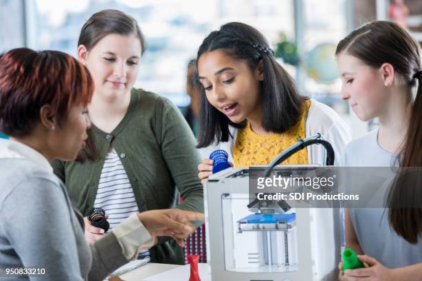 opgewonden middelbare scholieren gebruik 3d-printer - 3d printer female stockfoto's en -beelden