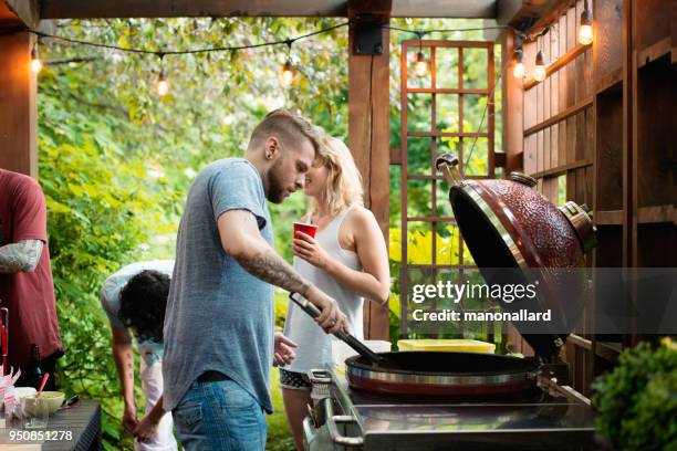 sommer-barbecue mit freunden des tausendjährigen oder generation y - bbq tools stock-fotos und bilder