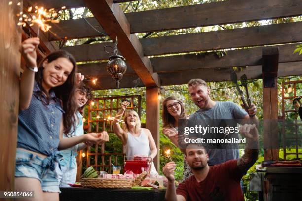 quincho de verano con amigos del milenio o generación y - pergola fotografías e imágenes de stock