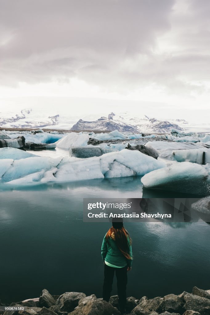 Frau, die Gletscherlagune Jökulsárlón in Island erkunden