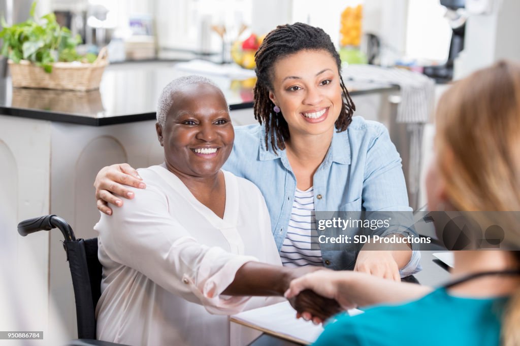Mid femme adulte parle avec l’infirmière de sa mère
