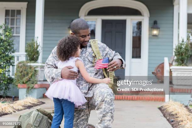 little girl is reunited with her army dad - american flag house stock pictures, royalty-free photos & images