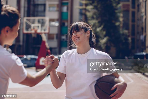 gruß weiblichen basketball-spieler - fair 2018 stock-fotos und bilder