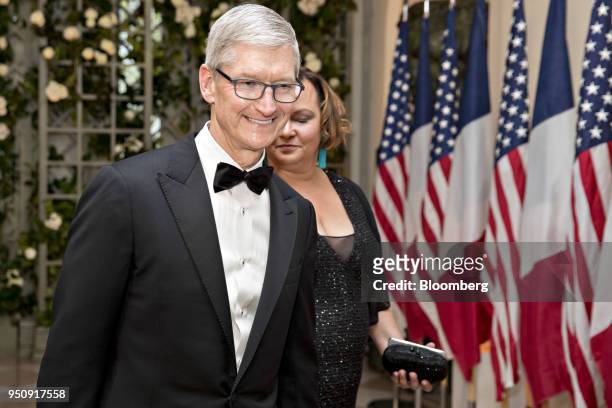 Tim Cook, chief executive officer of Apple Inc., left, and Lisa Jackson, vice president of environment at Apple Inc., arrive for a state dinner in...