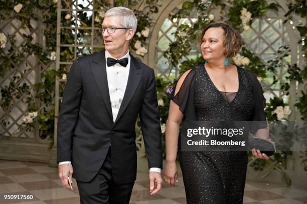 Tim Cook, chief executive officer of Apple Inc., left, and Lisa Jackson, vice president of environment at Apple Inc., arrive for a state dinner in...