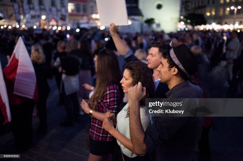 Jovens protestando