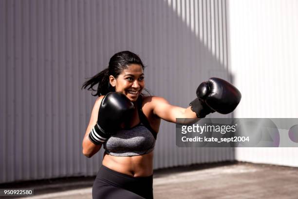 fitness-moment - glory kickboxing stock-fotos und bilder