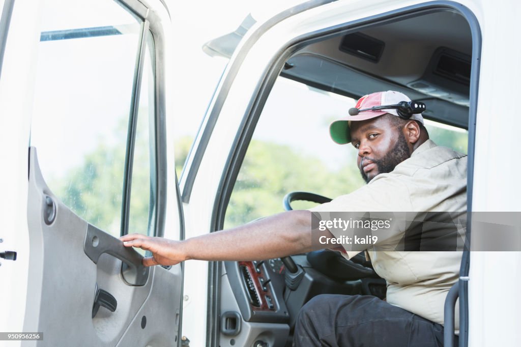 Afro-Amerikaanse vrachtwagenchauffeur in bestuurdersstoel