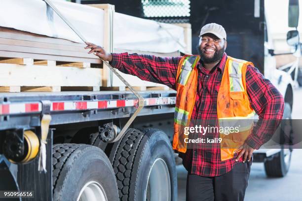 werknemer permanent per vrachtwagen geladen met bouwmateriaal - black wood stockfoto's en -beelden