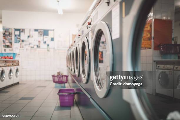 waschraum mit maschinen - hauswirtschaftsraum stock-fotos und bilder