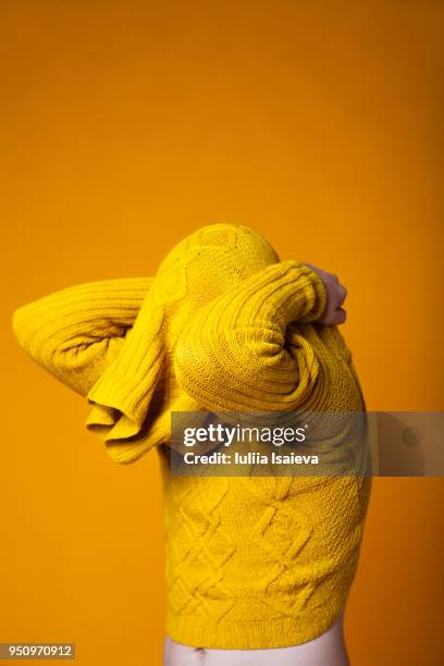 man taking off sweater - uitkleden stockfoto's en -beelden