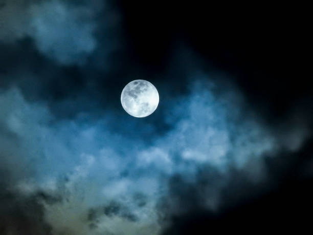 Sonnet à la lune pleine Close-up-detail-of-a-full-moon-shining-through-bluish-clouds