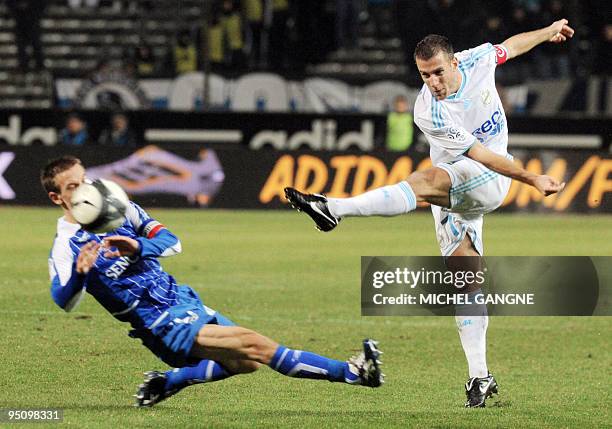 Marseille's foward Benoit Cheyrou kicks the ball despite Auxerrre's defender Jean-Pascal Mignot during their French L1 football match Marseille vs...