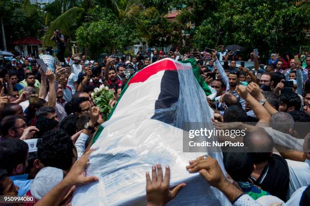 Palestinian lecture Fadi al-Batsh's body and hundreds of people arrives the Surau Medan Idaman mosque to see in Kuala Lumpur on April 25, 2018. Fadi...