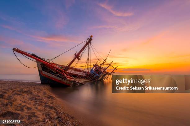 shipwreck at sunset - sinking ship stock-fotos und bilder