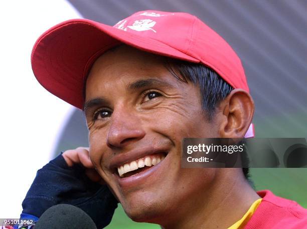 Cyclist Gregorio Ladino speaks with his family as he's being interviewed in San Jose, Costa Rica 29 December 2001. El ciclista colombiano Gregorio...