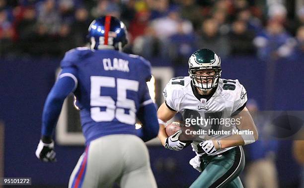 Tight end Brent Celek of the Philadelphia Eagles carries the ball during a game against the New York Giants on December 13, 2009 at Giants Stadium in...