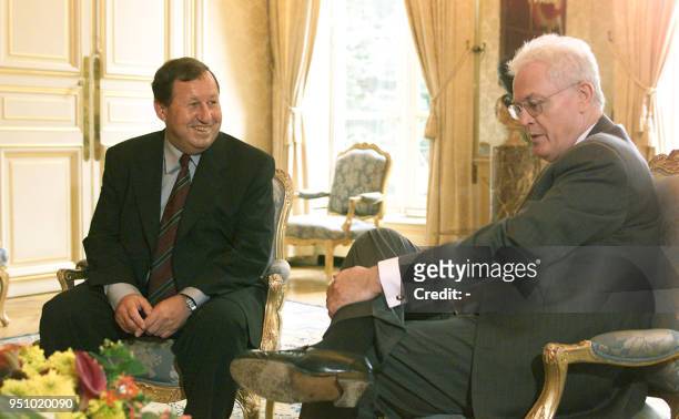 Le Premier ministre Lionel Jospin s'entretient avec l'ancien entraîneur de football de l'AJ Auxerre Guy Roux, le 05 juin 2000, avant un déjeuner à...