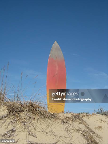 surfboard in the sand - stevebphotography stock pictures, royalty-free photos & images