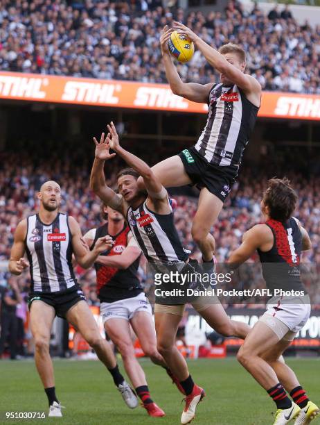 Jordan De Goey of the Magpies marks the ball during the round five AFL match between the Collingwood Magpies and the Essendon Bombers at Melbourne...