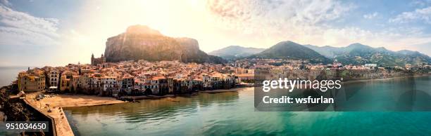 strand van cefalu - sicily stockfoto's en -beelden