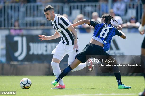 Simone Muratore of Juventus in action during the Serie A Primavera match between Juventus U19 and FC Internazionale on April 21, 2018 in Turin, Italy.