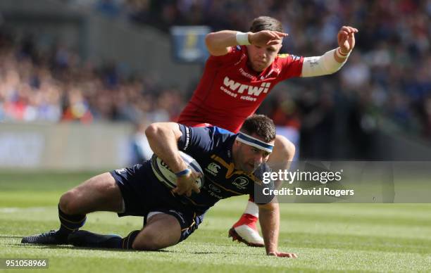 Fergus McFadden of Leinster moves away from Steff Evans during the European Rugby Champions Cup Semi-Final match between Leinster Rugby and Scarlets...