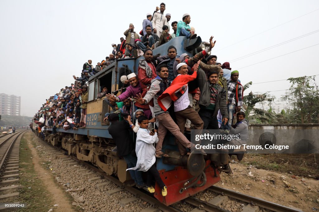 Muslim pilgrims return from the Bishwa Ijtema, Bangladesh