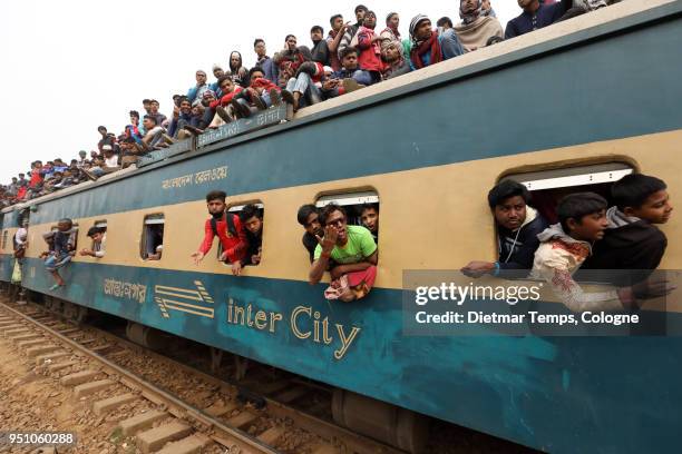 muslim pilgrims return from the bishwa ijtema, bangladesh - dietmar temps stockfoto's en -beelden